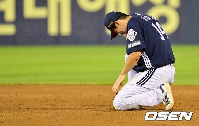[OSEN=잠실, 조은정 기자]5일 오후 서울 잠실구장에서 ‘2025 신한 SOL Bank KBO리그’ LG 트윈스와 두산 베어스의 경기가 열렸다.LG는 손주영, 두산은 최승용을 선발로 내세웠다.4회말 무사 1루 두산 박계범이 오지환 타구에 포구실책을 범하며 1,3루 베이스를 허용한 뒤 아쉬워하고 있다. 2025.08.05 /cej@osen.co.kr