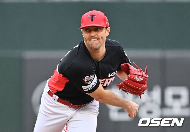 [OSEN=부산, 이석우 기자] 5일 부산 사직야구장에서 2025 신한 SOL 뱅크 KBO 리그 롯데 자이언츠와 KIA 타이거즈의 경기가 열렸다. 홈팀 롯데는 감보아가, 방문팀 KIA는 네일이 선발 출전했다.KIA 타이거즈 선발 투수 네일이 역투하고 있다. 2025.08.05 / foto0307@osen.co.kr