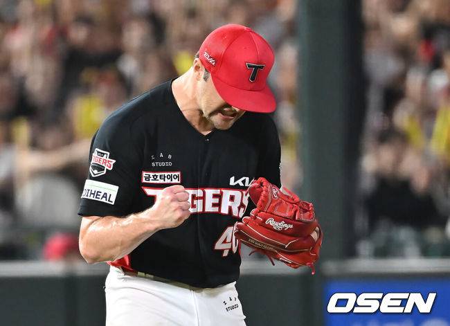 [OSEN=부산, 이석우 기자] 5일 부산 사직야구장에서 2025 신한 SOL 뱅크 KBO 리그 롯데 자이언츠와 KIA 타이거즈의 경기가 열렸다. 홈팀 롯데는 감보아가, 방문팀 KIA는 네일이 선발 출전했다.KIA 타이거즈 네일이 6회말 무사 1,2루 롯데 자이언츠 레이예스를 투수 병살로 잡고 환호하고 있다. 2025.08.05 / foto0307@osen.co.kr