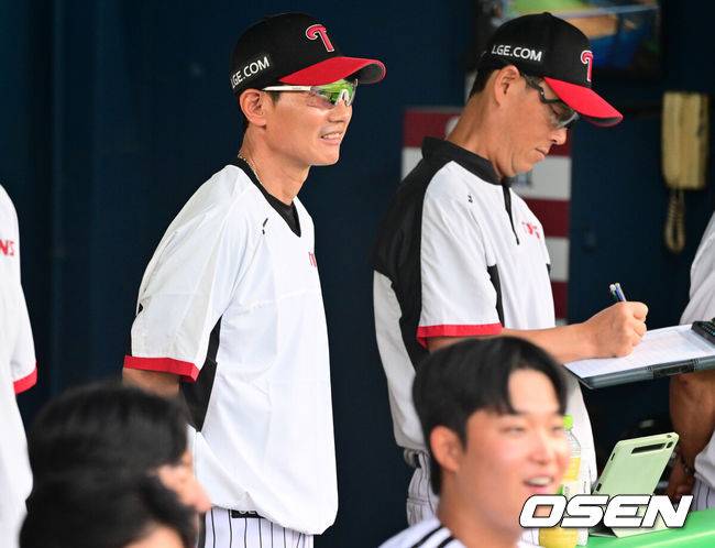 [OSEN=잠실, 조은정 기자]5일 오후 서울 잠실구장에서 ‘2025 신한 SOL Bank KBO리그’ LG 트윈스와 두산 베어스의 경기가 열렸다.LG는 손주영, 두산은 최승용을 선발로 내세웠다.2회초 1사 LG 박해민이 두산 선두타자 김재환의 홈런성 타구에 슈퍼캐치를 선보이자 염경엽 감독이 미소짓고 있다. 2025.08.05 /cej@osen.co.kr