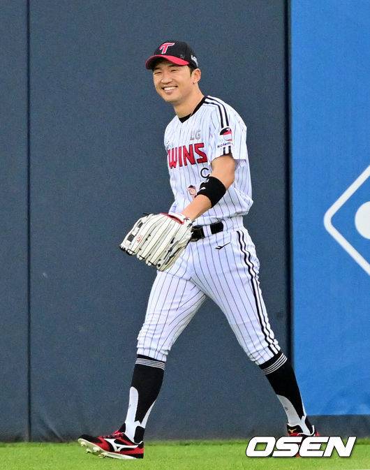 [OSEN=잠실, 조은정 기자]5일 오후 서울 잠실구장에서 ‘2025 신한 SOL Bank KBO리그’ LG 트윈스와 두산 베어스의 경기가 열렸다.LG는 손주영, 두산은 최승용을 선발로 내세웠다.2회초 1사 LG 박해민이 두산 선두타자 김재환의 홈런성 타구에 슈퍼캐치를 선보인 뒤 미소짓고 있다. 2025.08.05 /cej@osen.co.kr