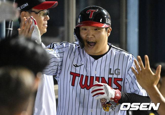 [OSEN=잠실, 조은정 기자]5일 오후 서울 잠실구장에서 ‘2025 신한 SOL Bank KBO리그’ LG 트윈스와 두산 베어스의 경기가 열렸다.LG는 손주영, 두산은 최승용을 선발로 내세웠다.7회말 2사 1,2루 LG 문보경이 역전 3점 홈런을 날린 뒤 더그아웃에서 환영을 받고 있다. 2025.08.05 /