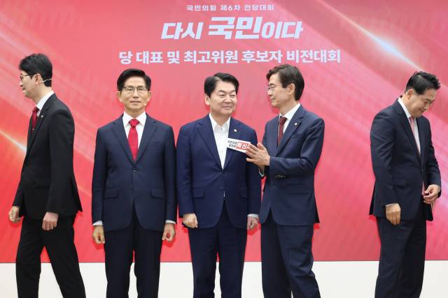 ▲국민의힘 주진우(왼쪽부터)·김문수·안철수·조경태·장동혁 당대표 후보가 지난 3일 서울 여의도 국민의힘 당사에서 열린 제6차 전당대회 후보자 비전대회에서 기념촬영 후 무대에서 내려가고 있다. ⓒ연합뉴스