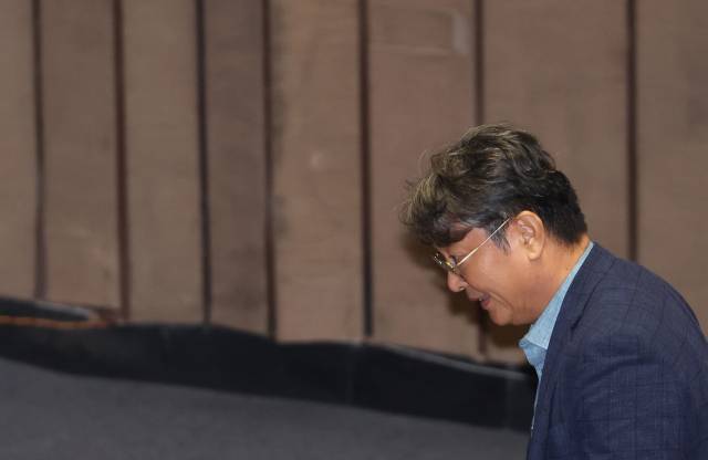 ▲차명 주식거래 의혹을 받는 더불어민주당 이춘석 의원이 5일 국회 본회의에서 방송법 일부개정법률안 관련 필리버스터 종결 동의를 표결하는 투표를 한 뒤 밖으로 나서고 있다. ⓒ연합뉴스