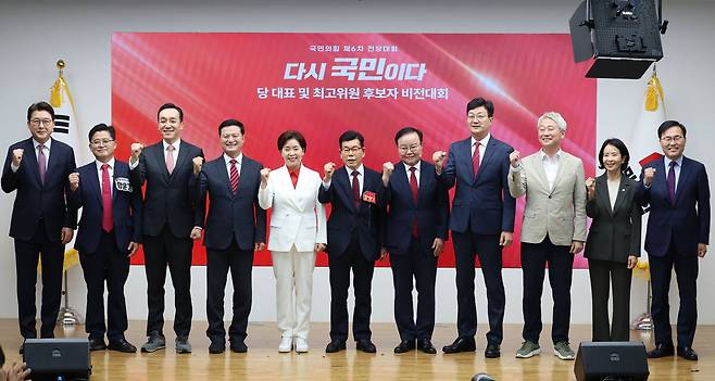 지난 3일 서울 여의도 국민의힘 당사에서 열린 제6차 전당대회 후보자 비전대회에서 최고위원 후보들이 파이팅을 외치며 기념촬영 하고 있다. 왼쪽부터 신동욱·함운경·김민수·김태우·양향자·장영하·김재원·손범규·김근식·최수진·홍석준 최고위원 후보. 연합뉴스