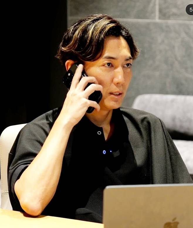 일본 사업가 사키모토 신스케가 버킨백 경매에 참여하는 모습. 사키모토 신스케 SNS 캡처