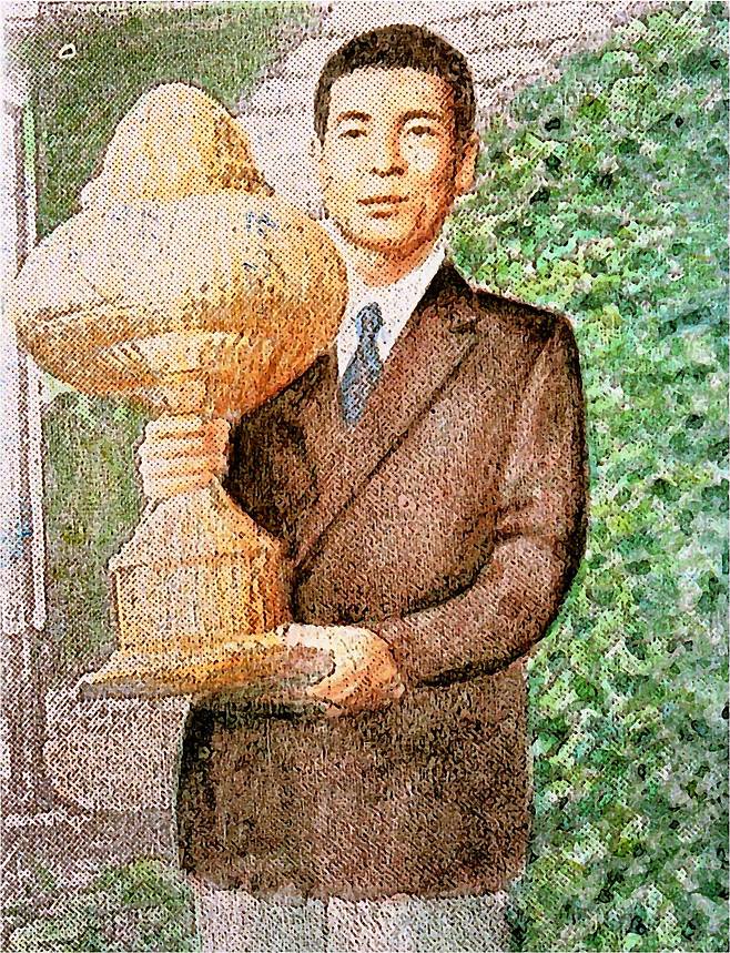 한국인 1호 프로골퍼 연덕춘이 1941년 5월11일 일본 요코하마 호도가야 컨트리클럽에서 열린 제14회 일본오픈에서 승리한 뒤 우승 트로피와 함께 기념촬영을 하고 있다. JGA 제공