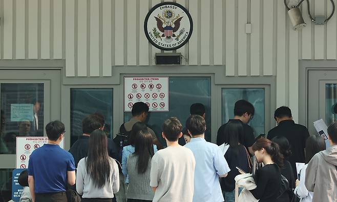 지난 5월 28일 서울 종로구 주한 미국대사관 앞에서 미국 비자를 발급받으려는 사람들이 줄을 서 있는 모습. 연합뉴스