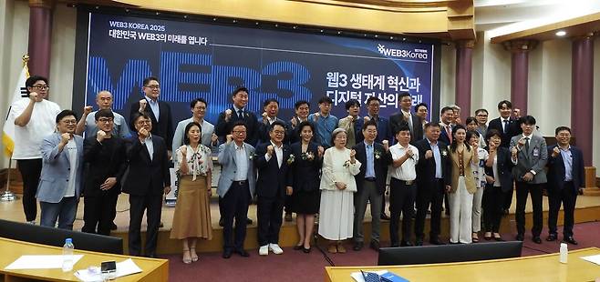 ‘웹3 생태계 혁신과 디지털 자산의 미래’&nbsp;주제 국회 정책토론회를 마친 뒤 주요 참석자들이 기념촬영을 하고 있다.&nbsp;&nbsp;웹3기업협회 제공