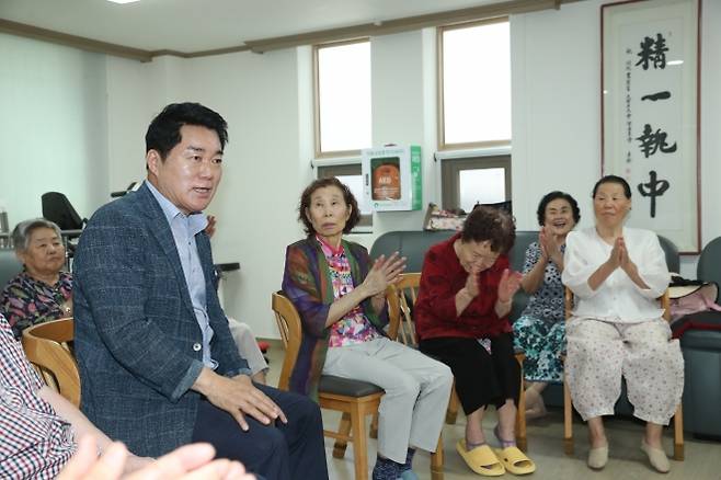 박준희(앞줄 왼쪽) 서울 관악구청장이 지난달 28일 신원경로당에서 어르신들과 대화하고 있다. 관악구 제공