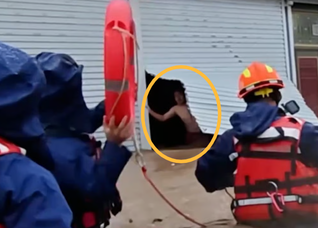 지난달 28일(현지시간) 중국 톈진시에 돌발 홍수가 발생하자 소방대원에게 아내를 먼저 구조해달라고 요청하는 남편의 모습.