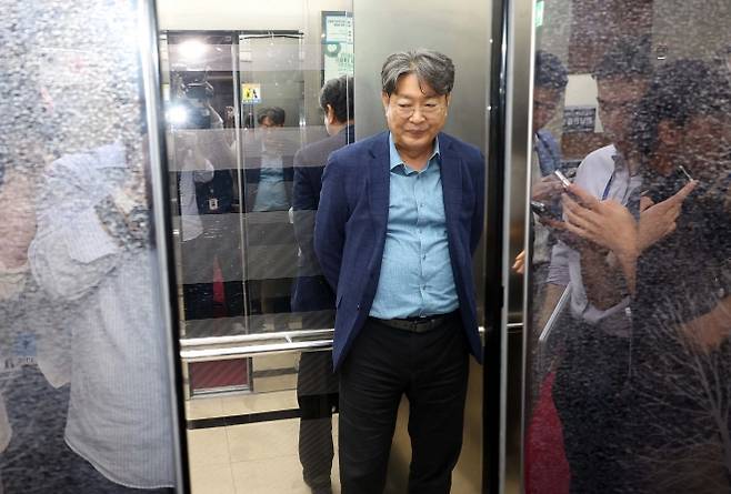 질문세례 받는 이춘석 법사위원장 - ‘차명 계좌 주식 거래 의혹’을 받고 있는 이춘석 국회 법제사법위원장이 5일 서울 여의도 국회에서 취재진의 질문을 피해 엘리베이터로 이동하고 있다. 2025.8.5 뉴시스
