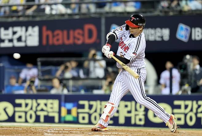 문보경, ‘역전 쓰리런 홈런’ - 5일 서울 송파구 잠실야구장에서 열린 2025 KBO리그 두산 베어스와 LG 트윈스의 경기, 7회말 2사 1,2루 LG 문보경이 역전 3점 홈런을 치고 있다. 2025.08.05. 뉴시스