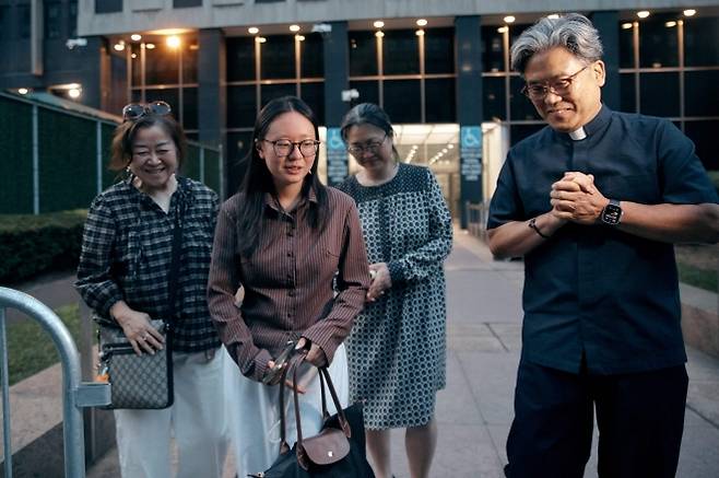 미국 뉴욕 맨해튼 이민세관단속국(ICE)에 체포됐다 4일(현지시간) 석방된 한국인 유학생 고연수(20·퍼듀대)씨가 어머니인 대한성공회 김기리 신부 및 지역 사회 구성원들과 재회하고 있다. 2025.8.5 맨해튼 AFP 연합뉴스