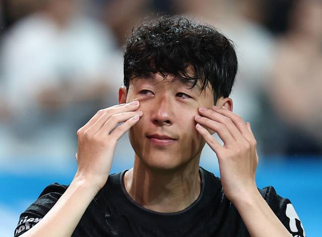 3일 국내에서 치른 ‘토트넘 고별전’에서 눈물을 훔치는 손흥민. 연합뉴스