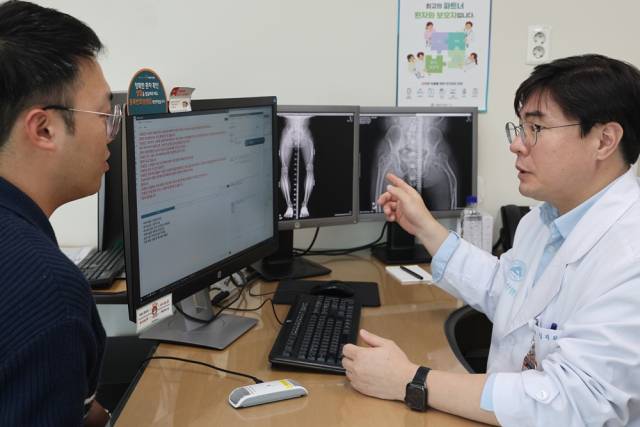 김지완 서울아산병원 정형외과 교수가 인공지능(AI) 진료 음성인식 시스템을 활용해 환자를 진료하고 있다. 사진 제공=서울아산병원