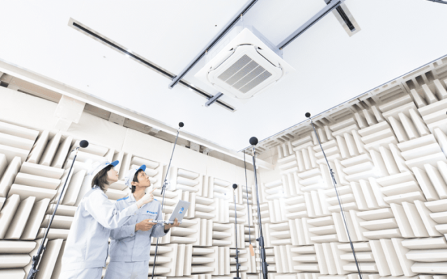 다이킨 공업에서 에어컨 교육을 진행하고 있는 모습. 다이킨 공업 홈페이지 캡처