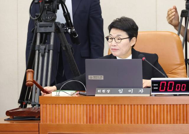 임이자 국회 기획재정위원회 위원장이 17일 국회에서 열린 구윤철 경제부총리 겸 기획재정부 장관 후보자 인사청문회에서 의사봉을 두드리고 있다. 연합뉴스