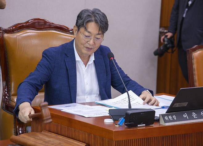 7월22일 국회에서 열린 국회 법제사법위원회 전체 회의에서 이춘석 법사위원장이 오영준 헌법재판관 청문보고서 채택의 건을 처리하고 있다. ⓒ연합뉴스