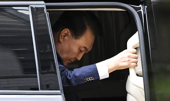 윤석열&nbsp;전&nbsp;대통령이 7월9일 구속 전 피의자심문(영장실질심사)에 출석하기 위해 서울 서초구 서울중앙지방법원에 도착해 차에서 내리고 있다. ⓒ사진공동취재단