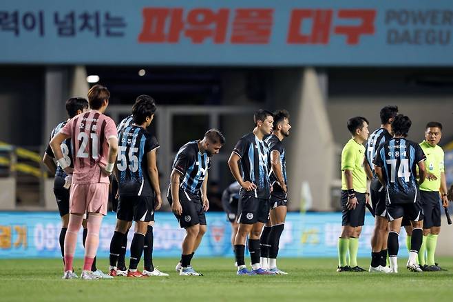K리그1 최하위 대구는 2년 연속 강등 위기에 빠졌다. 분위기를 바꿀 수 있는 요소가 적고 위닝 멘탈리티도 사라진 모습이다. 사령탑이 제시한 ‘정규라운드 잔여 9경기에서 5승’도 달성 가능성이 낮은 목표라 걱정이 크다. 사진제공│한국프로축구연맹