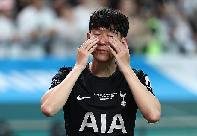 손흥민이 3일 서울월드컵경기장에서 열린 2025 쿠팡플레이 시리즈 뉴캐슬 유나이티드와의 친선경기가 끝난 뒤 눈물을 닦고 있다.   연합뉴스