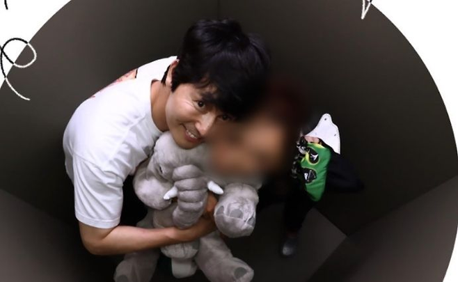 지난 25일 JTBC ‘사건반장’에 방송된 배우 정우성의 사진 유출본 방송화면. 사진 JTBC 방송화면 캡쳐