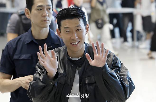 토트넘과의 결별 소식을 전한 손흥민이 5일 인천 영종도 인천국제공항 2터미널 출국장으로 향하며 손을 흔들고 있다. 손흥민은 미국프로축구(MLS) 로스앤젤레스FC(LAFC) 입단이 유력한 것으로 알려졌다.문재원 기자