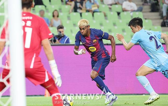 '2025 FC바르셀로나 프리시즌 아시아투어' 대구FC 대 FCB 경기가 4일 대구스타디움에서 열렸다.  FC 바르셀로나 야말이 대구 FC 장성원을 제치고 슛 찬스를 노리고 있다. /사진=김진경 대기자