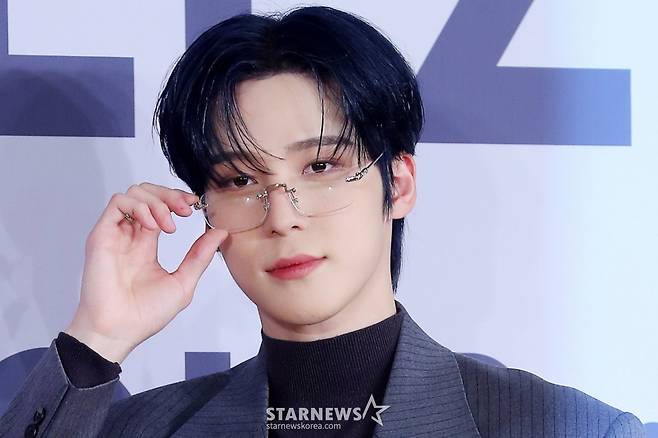 그룹 에이티즈(ATEEZ) 윤호가 2024년 11월 14일 서울 송파구 롯데호텔 월드에서 진행된 미니 11집 '골든 아워 : 파트 2(GOLDEN HOUR : Part.2)' 발매 기념 기자간담회에 참석해 포즈를 취하고 있다.  에이티즈의 미니 11집에는 '딥 다이브(DEEP DIVE)'를 시작으로 '씬 1 : 밸류(Scene 1 : Value)', '아이스 온 마이 티스(Ice On My Teeth)', '맨 온 파이어(Man on Fire)', '셀피쉬 왈츠(Selfish Waltz)', '이너프(Enough)'까지 총 6개의 트랙이 수록돼 있다. 2024.11.14 /사진=김창현 chmt@