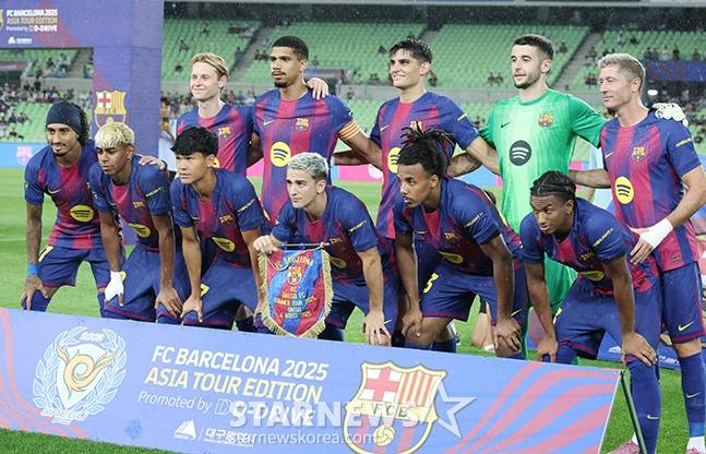 '2025 FC바르셀로나 프리시즌 아시아투어' 대구FC 대 FCB 경기가 4일 대구스타디움에서 열렸다.  FC 바르셀로나 스타팅 멤버들이 기념촬영을 하고 있다. /사진=김진경 대기자