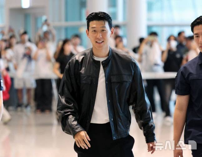 토트넘을 떠나 미국 MLS로 이적이 확실시 되는 손흥민이 5일 오후 인천국제공항에서 미국 LA로 출국하고 있다. /사진=뉴시스