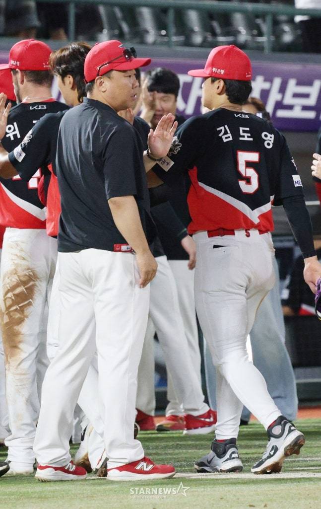 이범호 KIA 감독(앞줄 왼쪽)이 5일 사직 롯데전 승리 후 선수들과 하이파이브를 하고 있다. /사진=김진경 대기자