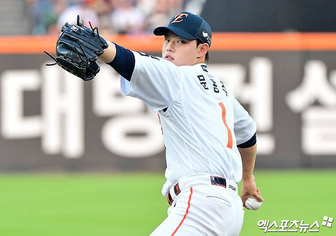 8일 오후 대전 한화생명 볼파크에서 열린 '2025 신한 SOL Bank KBO리그' KIA 타이거즈와 한화 이글스의 경기, 1회초 한화 선발투수 문동주가 공을 힘차게 던지고 있다. 엑스포츠뉴스DB