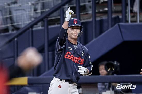 롯데 자이언츠 내야수 전민재가 타격 슬럼프 여파로 지난 7월 23일부터 2군에 머무르고 있다. 사진 롯데 자이언츠