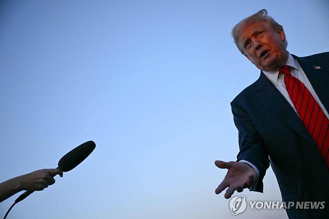 기자들과 대화하는 도널드 트럼프 미국 대통령 [AFP 연합뉴스 자료사진. 재판매 및 DB 금지]