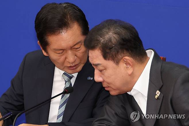 대화하는 정청래 신임 대표와 김병기 원내대표 (서울=연합뉴스) 김주성 기자 = 더불어민주당 정청래 신임 대표가 4일 서울 여의도 국회에서 열린 최고위원회의에서 김병기 원내대표와 대화하고 있다. 2025.8.4 utzza@yna.co.kr