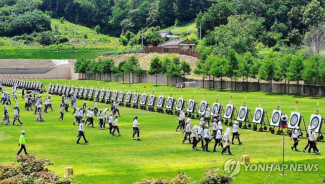 대통령기 전국 남녀 양궁대회 (광주=연합뉴스) 조남수 기자 = 6월 25일 광주국제양궁장에서 열린 제43회 대통령기 전국 남녀 양궁대회 리커브 여자 고등부ㆍ일반부 70m 경기에서 선수들이 과녁으로 향하고 있다. [연합뉴스 자료사진]