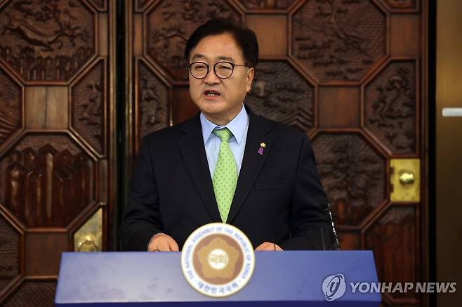 담화문 발표하는 국회의장 (서울=연합뉴스) 김주형 기자 = 우원식 국회의장이 4일 새벽 국회에서 담화문을 발표하고 있다. 국회는 이날 비상계엄령 해제를 가결했다. 2024.12.4 kjhpress@yna.co.kr