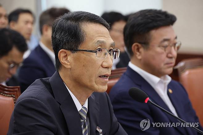 스토킹 범죄 관련 질의 답하는 유재성 경찰청장 직무대행 (서울=연합뉴스) 박동주 기자 = 5일 서울 여의도 국회에서 열린 행정안전위원회 전체회의에서 유재성 경찰청장 직무대행이 스토킹 범죄 관련 의원 질의에 답하고 있다. 2025.8.5 pdj6635@yna.co.kr