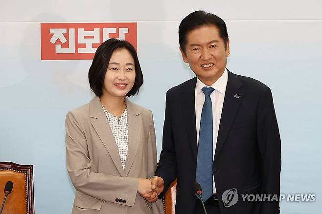 진보당 김재연 상임대표 예방한 민주당 정청래 대표 (서울=연합뉴스) 김주성 기자 = 더불어민주당 정청래 신임 대표가 5일 서울 여의도 국회에서 진보당을 예방해 김재연 상임대표와 악수하고 있다. 2025.8.5 utzza@yna.co.kr