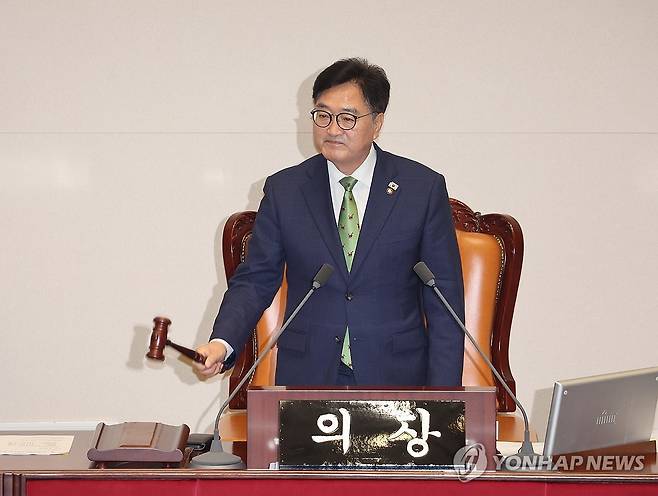 본회의 개의 (서울=연합뉴스) 박동주 기자 = 4일 국회 본회의에서 우원식 국회의장이 개의를 알리며 의사봉을 두드리고 있다. 2025.8.4 pdj6635@yna.co.kr