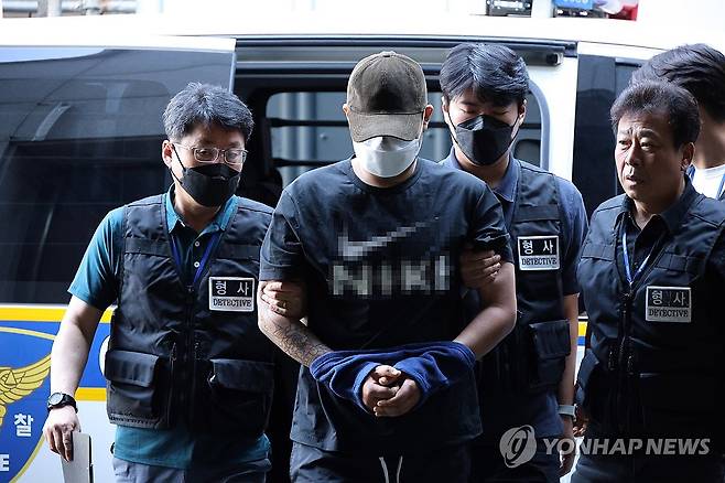 체포돼 경찰서로 들어서는 대전 교제살인 피의자 (대전=연합뉴스) 강수환 기자 = 5일 오전 대전 교제살인 사건 피의자 A(20대)씨가 입원 중이던 병원에서 퇴원하면서 경찰에 체포돼 대전서부경찰서로 들어서고 있다. 2025.8.5 swan@yna.co.kr