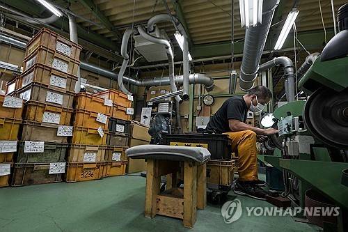 일본 기후현 세키의 도검 공장. [AFP 연합뉴스 자료사진. 재배부 및 DB 금지]