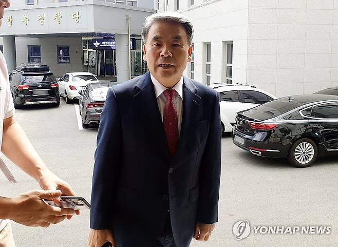박정훈 전 수사단장 공판 출석하는 이종섭 전 국방부 장관 (서울=연합뉴스) 김지헌 기자 = 이종섭 전 국방부 장관이 3일 오후 서울 용산구 국방부 중앙군사법원에서 열린 박정훈 전 해병대 수사단장 항명 혐의 7차 공판에 증인으로 출석하며 취재진 질문에 답하고 있다. 2024.9.3 jk@yna.co.kr