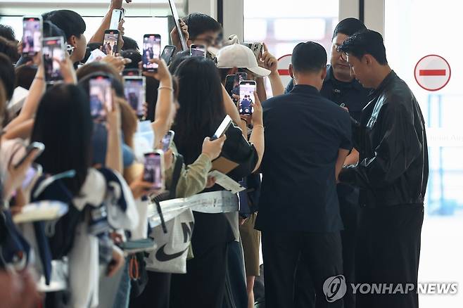 팬들에게 둘러싸인 손흥민 (영종도=연합뉴스) 김성민 기자 = 토트넘과의 결별 소식을 전한 손흥민이 5일 인천 영종도 인천국제공항 2터미널 출국장으로 향하며 팬에게 사인해주고 있다. 손흥민은 미국프로축구(MLS) 로스앤젤레스FC(LAFC) 입단이 유력한 것으로 알려졌다. 2025.8.5 ksm7976@yna.co.kr