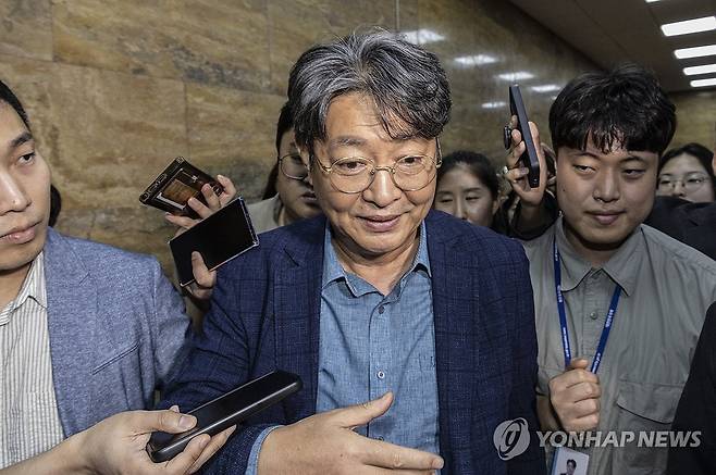 차명 주식 거래 의혹 제기된 이춘석 국회 법사위원장 (서울=연합뉴스) 황광모 기자 = 차명 주식거래 의혹이 제기된 국회 법제사법위원장 더불어민주당 이춘석 의원이 5일 국회에서 열린 본회의에 참석한 뒤 본회의장을 빠져나가다 취재진 질문을 받고 있다. 2025.8.5 hkmpooh@yna.co.kr