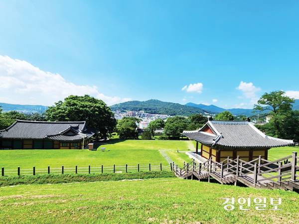 고려궁지 맨 위쪽에 올라 남산 쪽을 바라본 강화읍 전경 모습. 2025.8.5 /정진오기자 schild@kyeongin.com