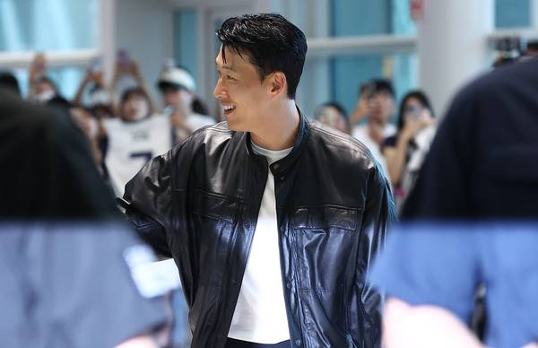 토트넘과의 결별 소식을 전한 손흥민이 5일 인천 영종도 인천국제공항 2터미널 출국장으로 향하고 있다. 2025.8.5 /연합뉴스