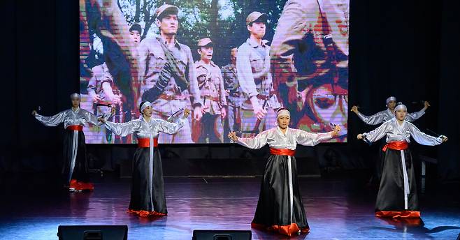 ▲항일무장투쟁 춤극 '세 영웅' 모습. /사진제공=경기아트센터